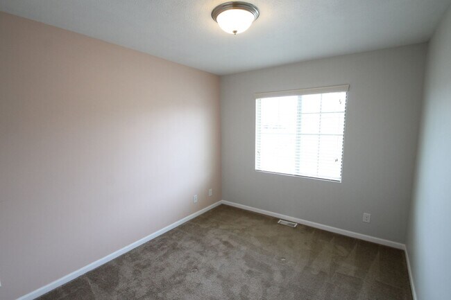 Building Photo - Fall Move In Special!!!  1/2 Off 1st Month...