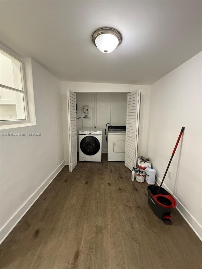 Building Photo - 2770 SW 34th Ct