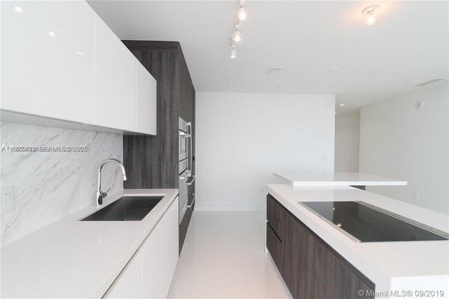 Building Photo - 851 NE 1st Ave