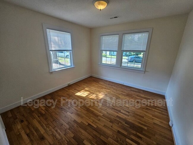 Building Photo - 601 E Willowbrook Dr