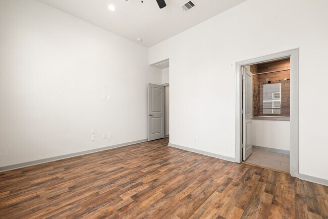 Building Photo - 725 Emile St