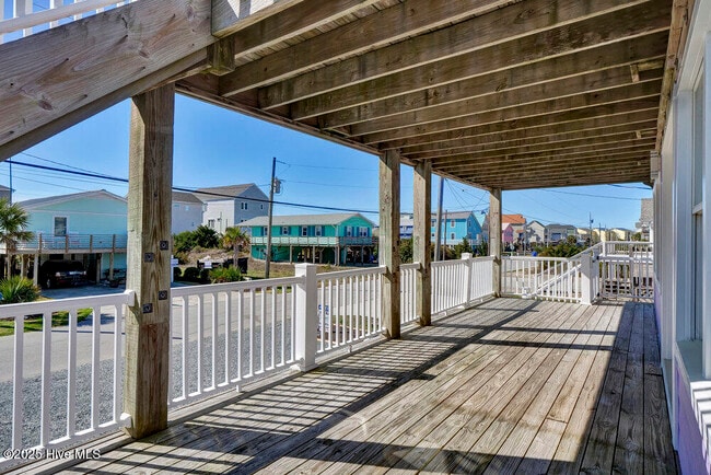 Building Photo - 1207 N Topsail Dr