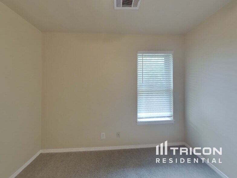Building Photo - 901 Loganwood Dr