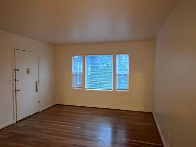 Building Photo - Stunning 2 Bed, 1 Bath Vintage Charmer!