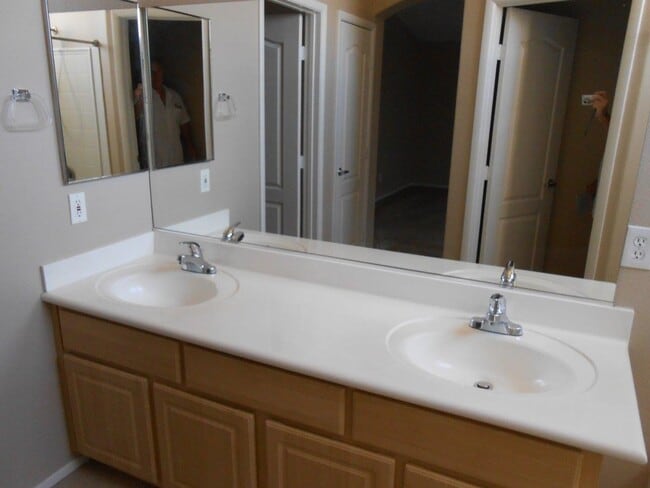 Building Photo - Beautiful Spacious Townhome in Gated Community