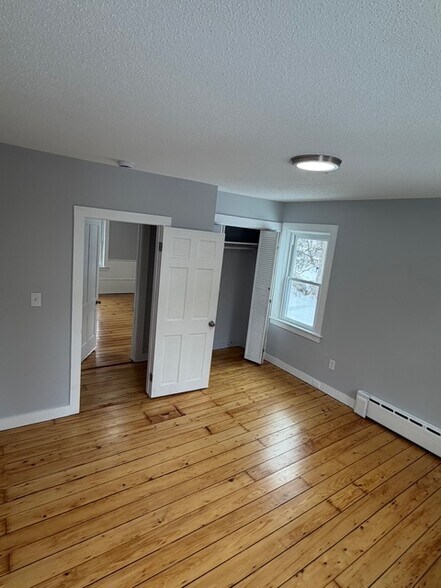 Building Photo - 122 River Rd