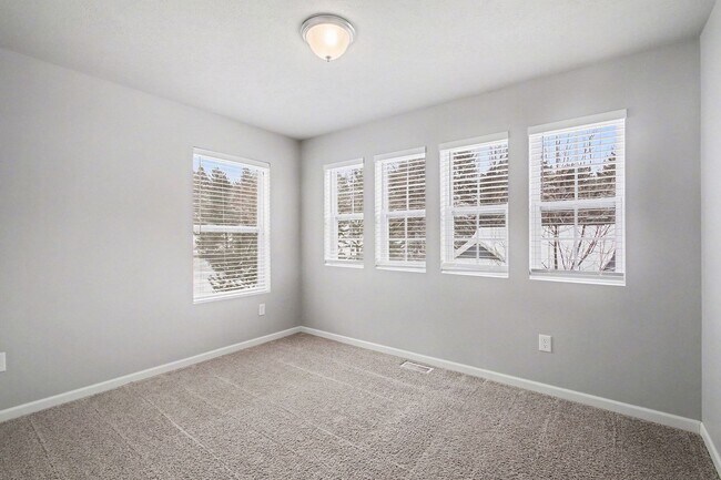 Building Photo - Outstanding Neighborhood in Saugatuck for Long Term Lease!