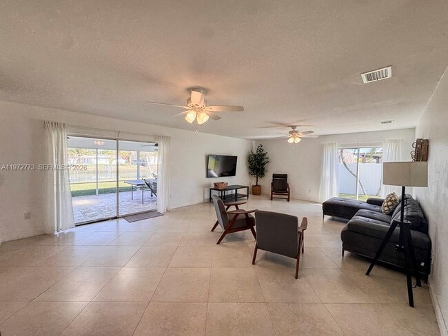 Building Photo - 9731 Bel Aire Dr