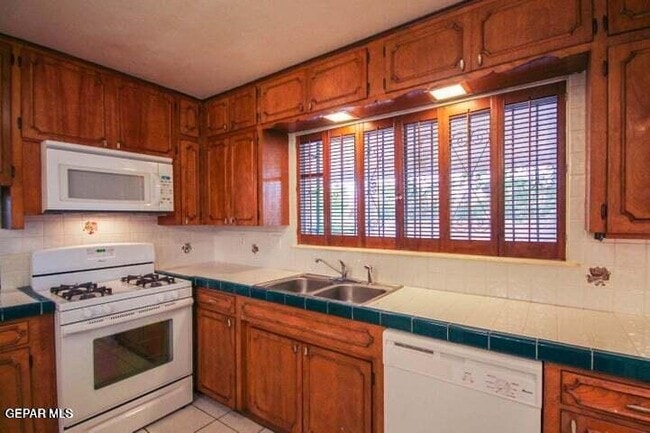 Building Photo - 8804 Cosmos Ave