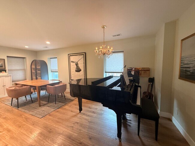 Building Photo - Spacious 4-Bedroom Home in the Heart of Edgewater