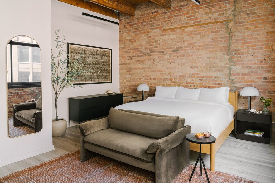 Building Photo - 555 W Jackson Blvd