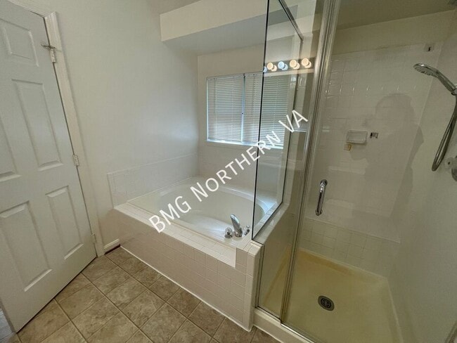 Building Photo - 865 Tall Oaks Square