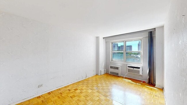 Building Photo - 2942 W 5th St