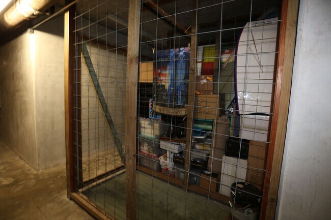 Building Photo - Naniwa Gardens - 1 bdrm/1 bath/1 covered p...