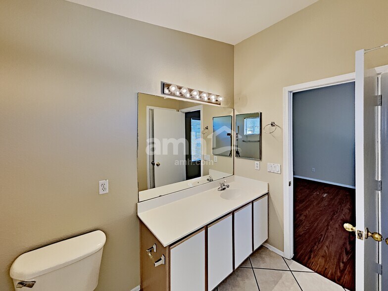 Building Photo - 8418 W Pinchot Ave