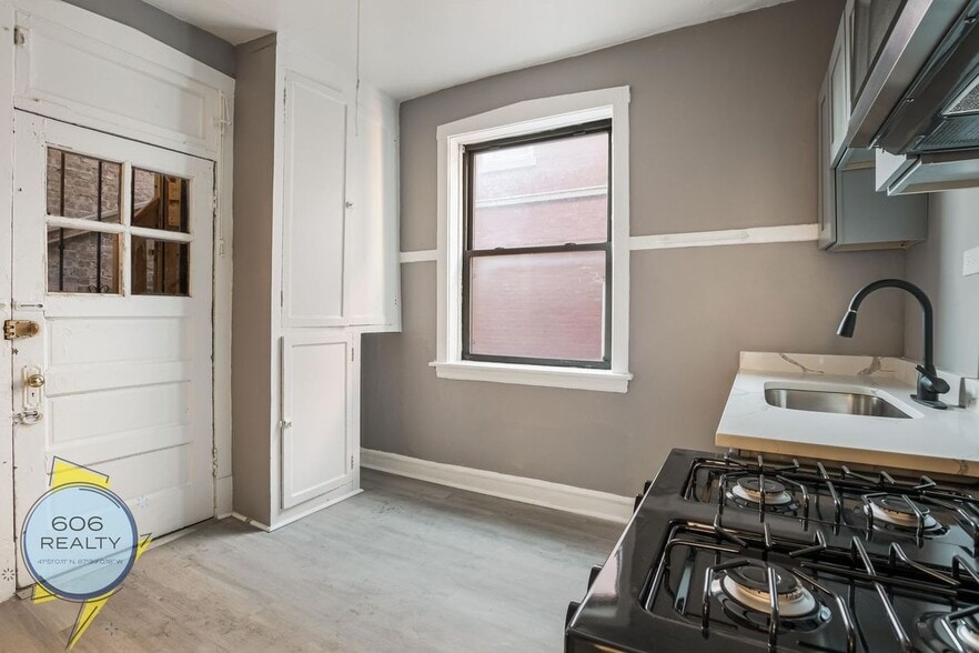 Building Photo - 1030 E Hyde Park Blvd