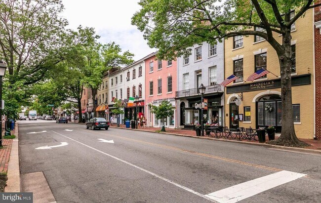 Building Photo - 1706 W Abingdon Dr