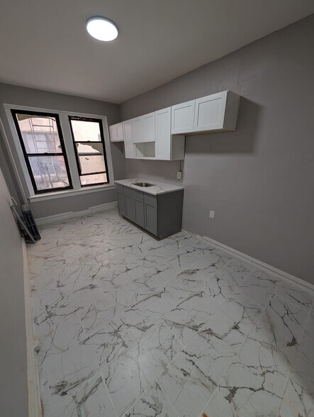 160 Ellis Ave 303 - 175 Ellis Ave