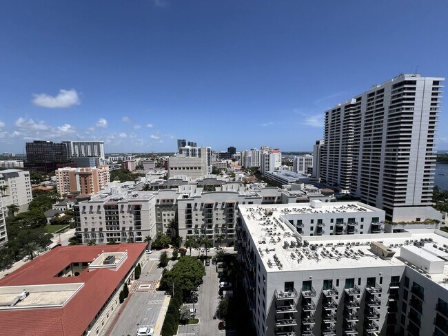Building Photo - 701 S Olive Ave
