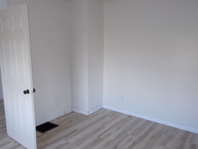 Building Photo - Spacious 1-Bedroom, 1-Bath Unit – 1,000 Sq...