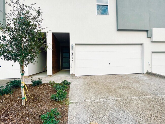 Building Photo - 9915 Borna Dr