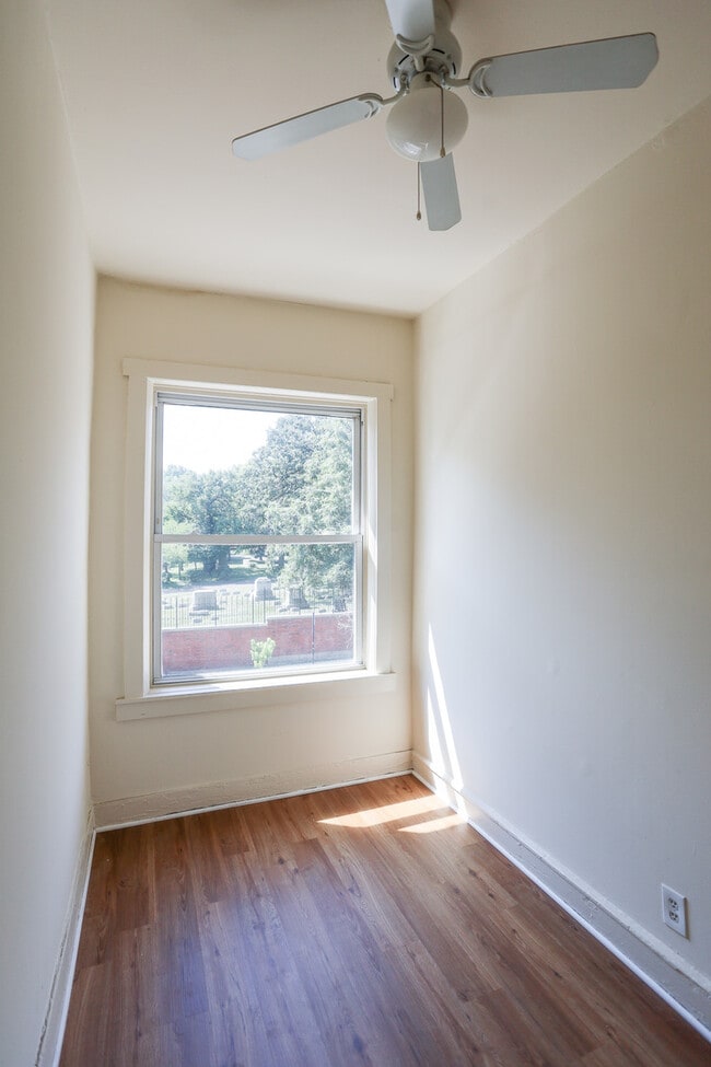 Building Photo - 1250 W Montrose Ave