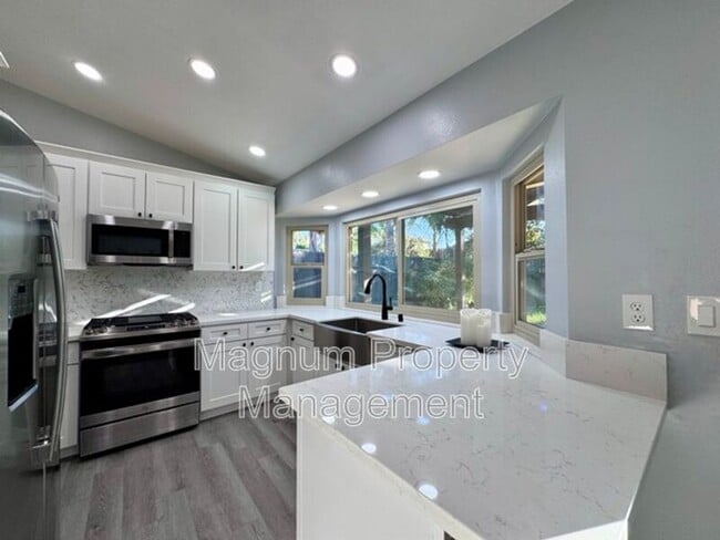 Building Photo - 45627 Clubhouse Dr
