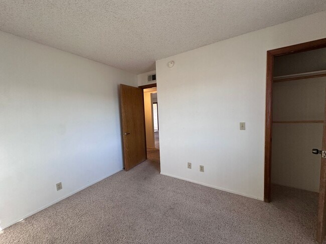 Building Photo - 2BB 2BA Condominium, Utilities Included