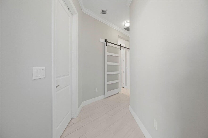 Building Photo - 16124 Key Biscayne Ln