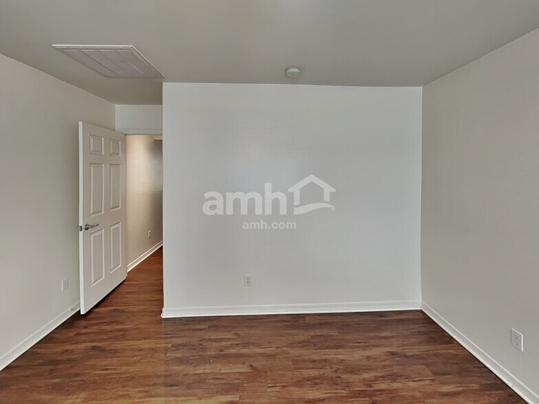 Building Photo - 11054 E Stearn Ave