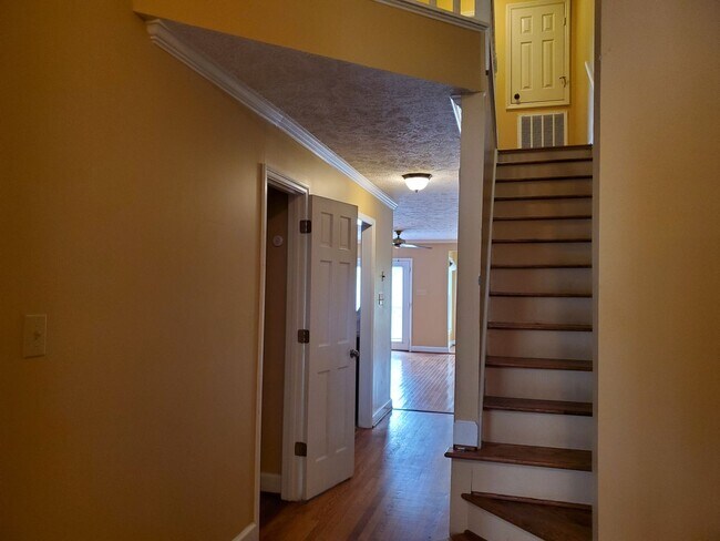 Building Photo - 446 Lands End Rd