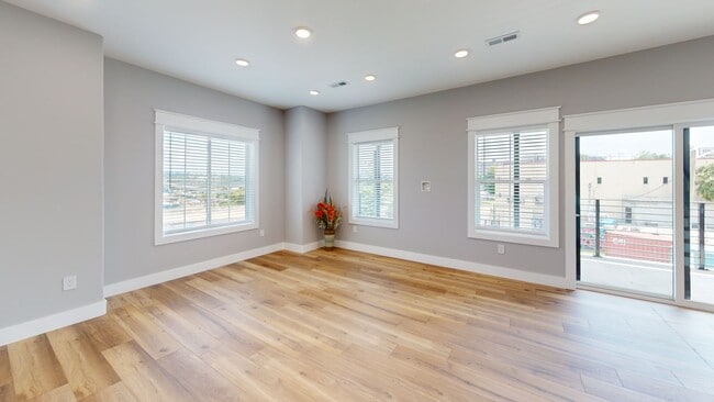 Building Photo - 1205 Hedge Ave