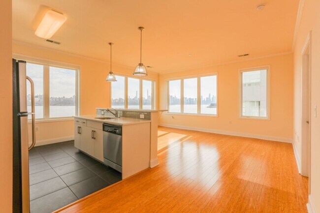 Building Photo - 2/Bedroom 2/Full bath - Panoramic Views - Best Location In Edgewater