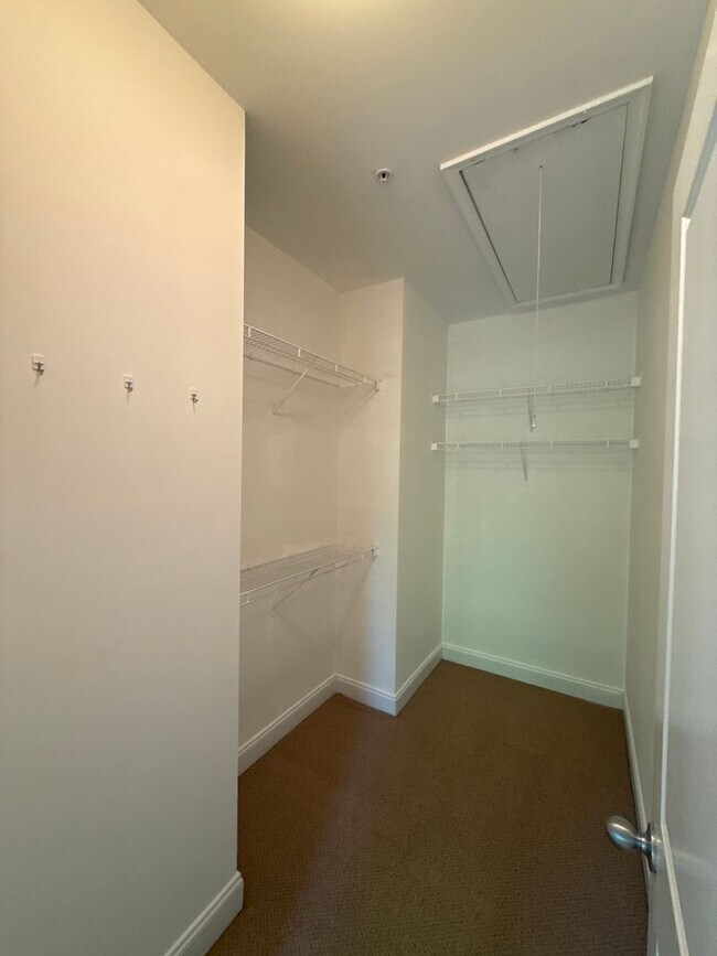 Building Photo - Elizabeth Townhome - T.R. Lawing Realty Property