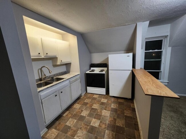 Building Photo - 460 Rose Ln NE