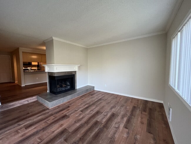 Building Photo - Roomy Top Floor Condo - Avail Now!