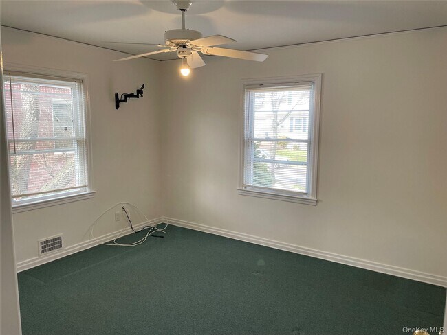 Building Photo - 8 Cameron Ln