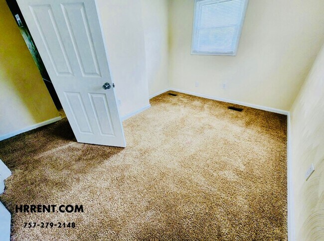 Building Photo - Amazing 6 Bedroom 3 Bathroom Two Story Hom...