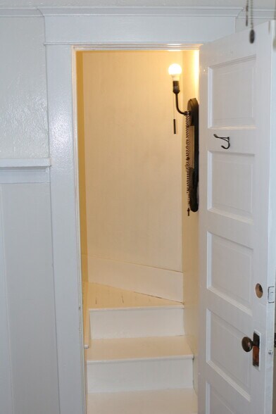 Building Photo - 240 E 23rd St