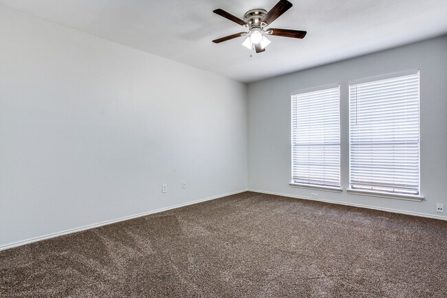 Building Photo - 3 Bedroom Townhome in Kennedale - Fast Mov...