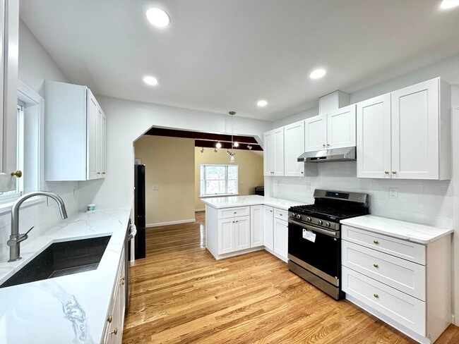 Building Photo - 98 Safford St