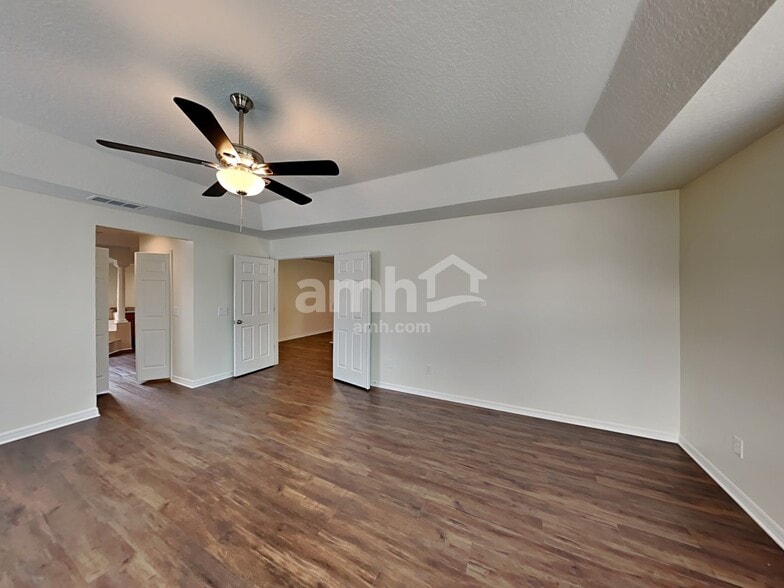 Building Photo - 2300 Treetop Ln