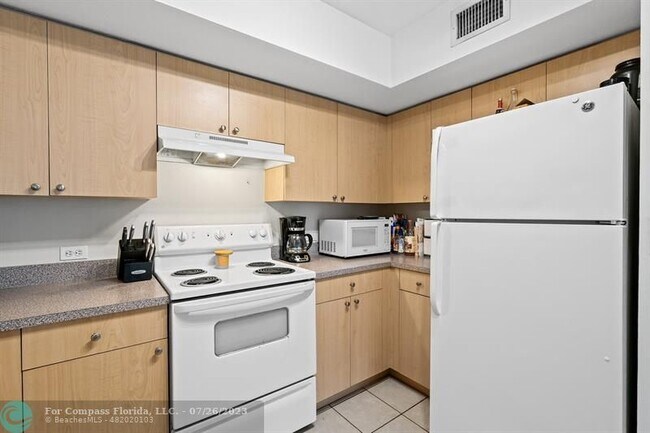 Building Photo - 615 Villa Cir