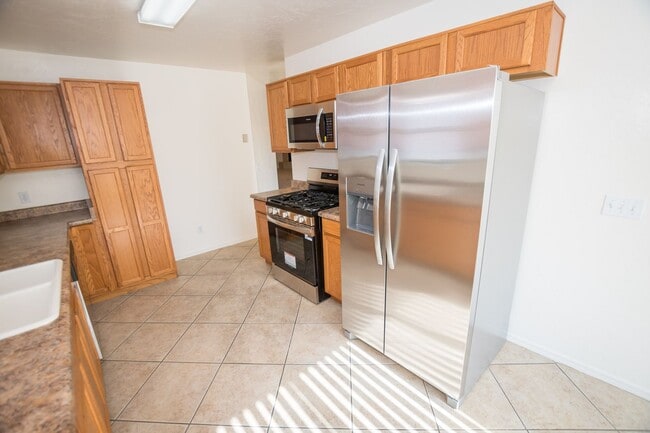 Building Photo - Charming 3-bedroom, 2-bathroom Home w/ 2 C...