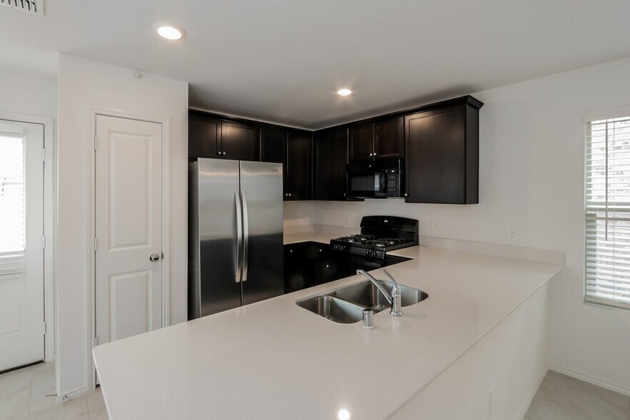 Building Photo - 1149 Crestview Dr