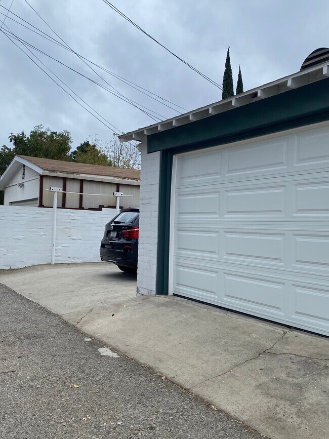 2 car garage with additional 2 car parking - 17423 Burbank Blvd