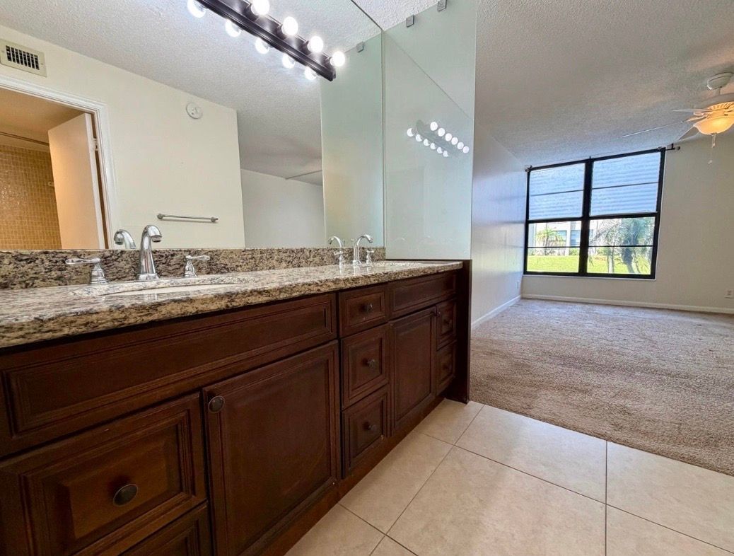 Building Photo - 6 Royal Palm Way