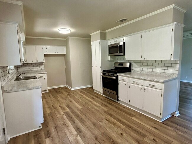 Building Photo - 202 Carter Dr