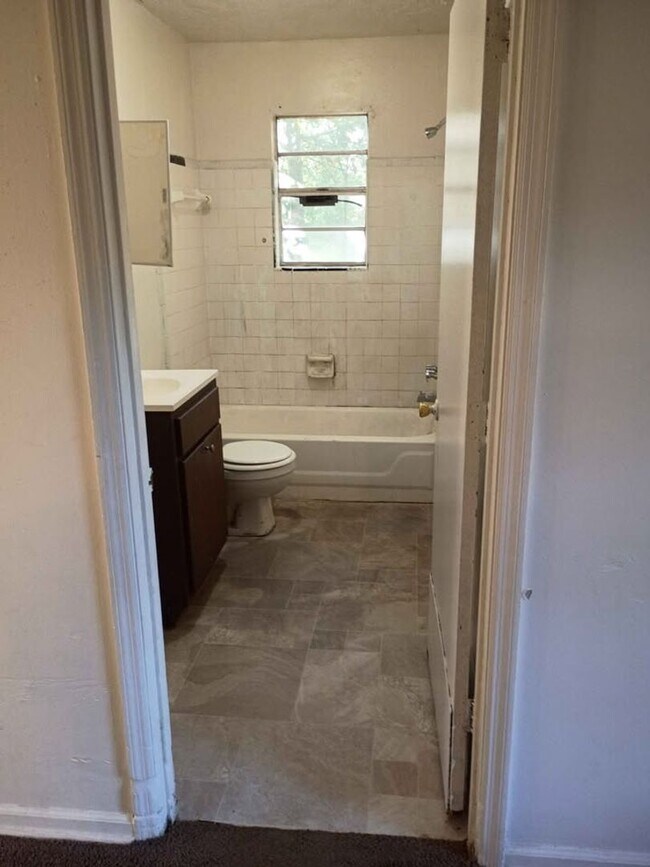 Building Photo - 705 S Van Buren St