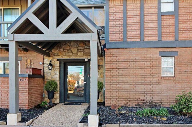 Building Photo - 1 Bed / 1 Bath – All Bills Paid, Washer & Dryer Included, Tile Floors, Pool & Prime Location!